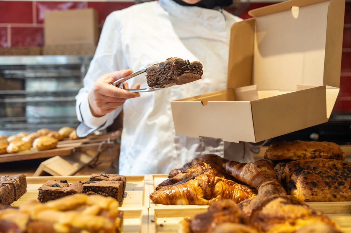 Preparación de pedidos para eventos en la pastelería Esteller